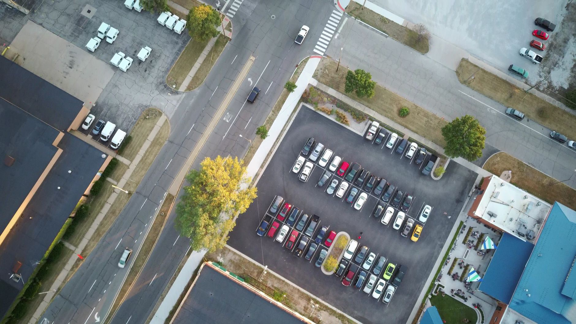 Vista aérea de um estacionamento com fileiras de carros